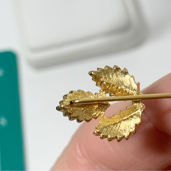 Monet vintage dainty textured gold triple leaf stick pin - Picture 3 of 6